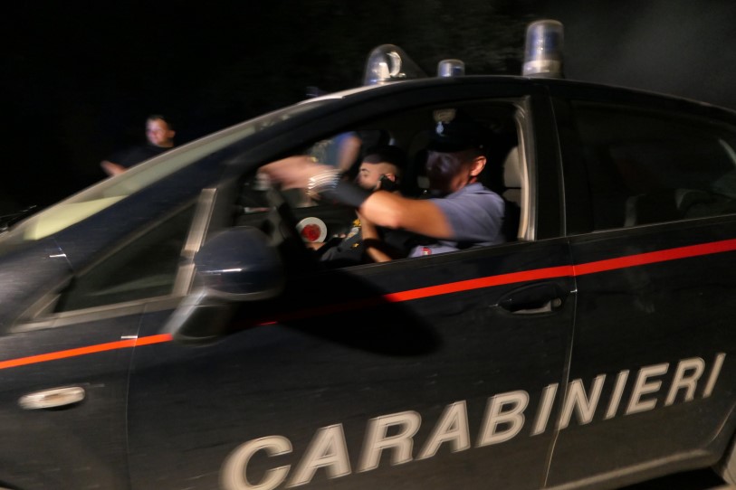 Ignora l’alt dei Carabinieri: l’inseguimento e l’arresto