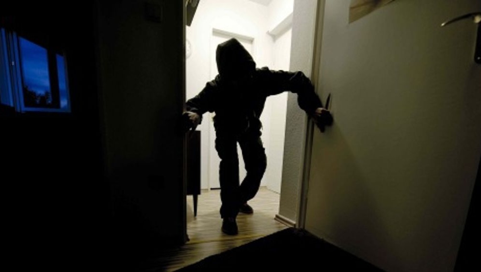 Ladri fanno irruzione in una casa, ma la trovano vuota