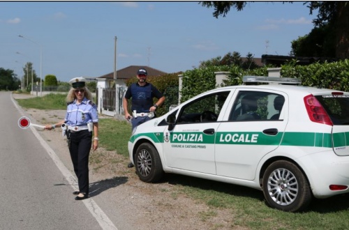 Passa col rosso e non è in regola: veicolo confiscato