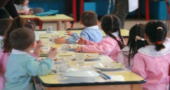 Carnago, mensa scolastica su del 20% a pasto: “Paghiamo di più per avere meno”
