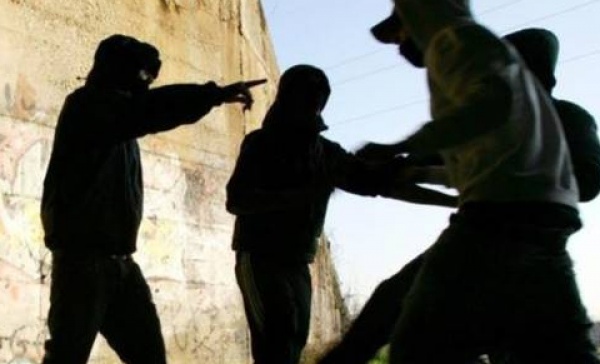 Rissa fuori da scuola, uno studente finisce in ospedale