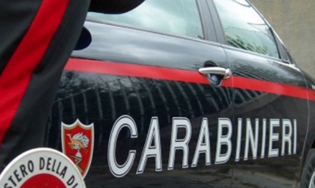 Aggressioni e minacce ai genitori per la droga: arrestato 27enne