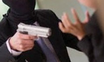 Con la pistola in gioielleria in centro a Saronno: si cercano i rapinatori