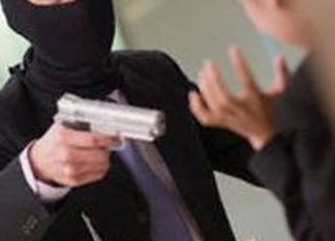 Con la pistola in gioielleria in centro a Saronno: si cercano i rapinatori