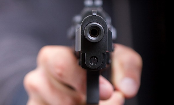 Rapina in centro, minaccia alla commessa: “Se mi denunci torno e ti ammazzo”