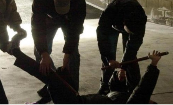 22enne pestato da una banda di ubriachi
