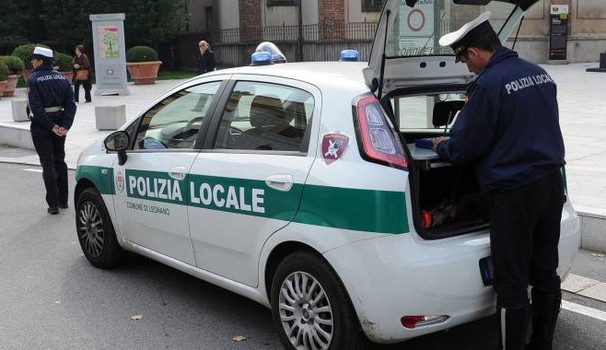 Apre le portiera e fa cadere mamma e figlia dalla bici