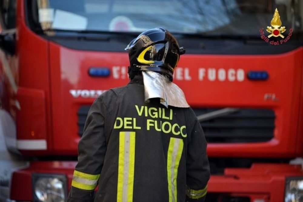 Crema, una donna si dà fuoco in un campo e muore mentre i curiosi riprendono la scena