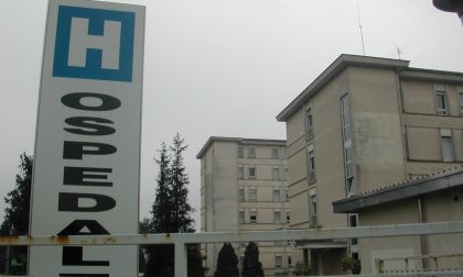 Dimette il paziente e litiga con i parenti: carabinieri in ospedale