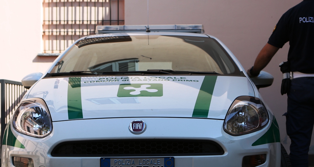Elemosina al centro commerciale, richiedente asilo denunciato per resistenza