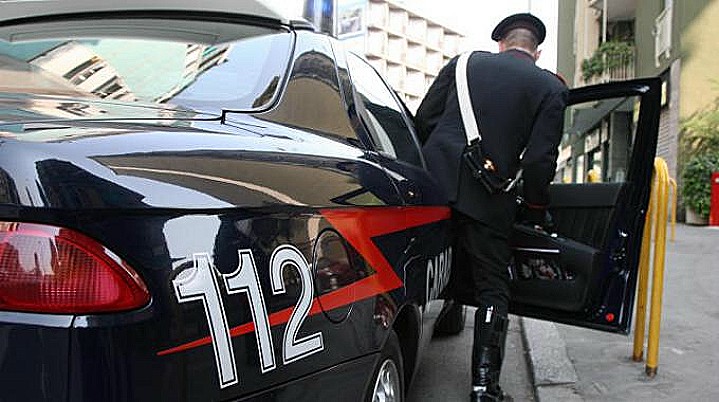 Colpi di pistola davanti casa dei genitori della compagna: arrestato anche per fabbricazione illegale di armi