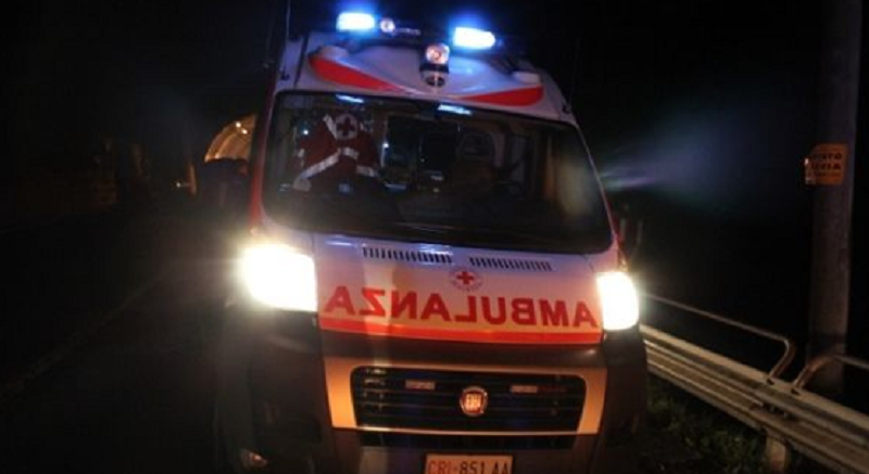Ubriaco lo infastidisce: scende dall’auto e lo picchia