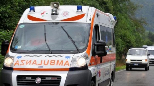 Cade da una catasta di legna, paura per un 79enne