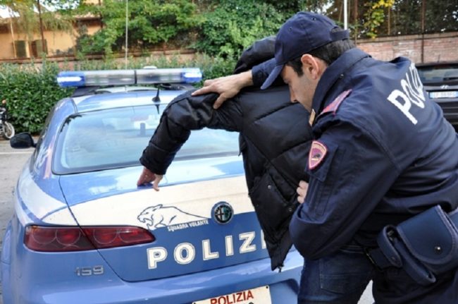 Spacciava in piazza a Rho, arrestato 35enne