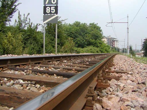 Tragedia nella notte, muore travolto dal treno