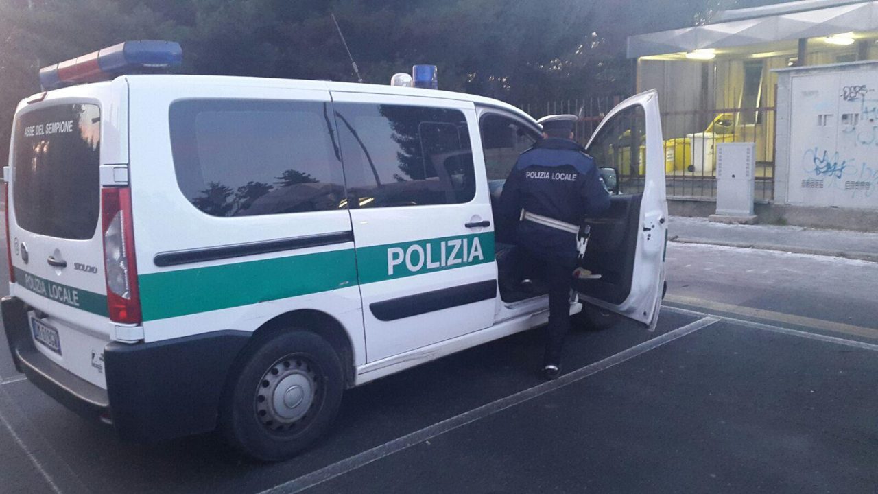 Scippo fuori dal super, minorenne bloccato dalla Polizia locale