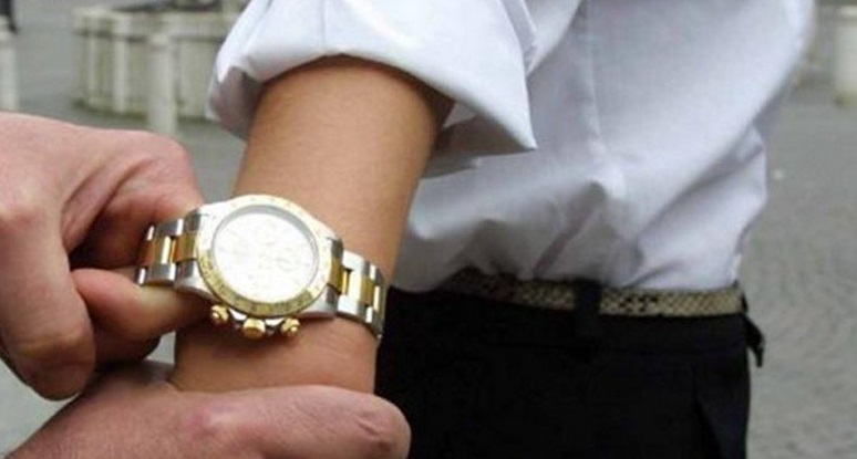 Scippo con abbraccio in centro a Saronno: via Rolex e braccialetto