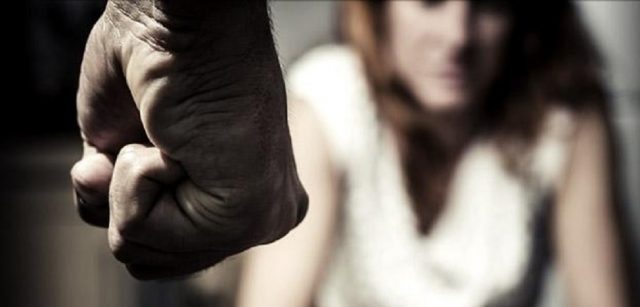 Rimprovera il marito ubriaco, lui risponde con una testata davanti alla figlia: allontanato e denunciato