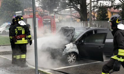 Incendia rifiuti sotto un'automobile, preso
