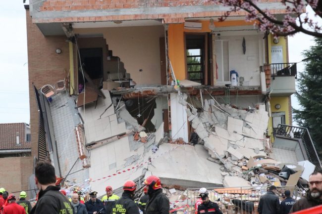 Esplosione palazzina a Rescaldina, aiuti pure da Parabiago