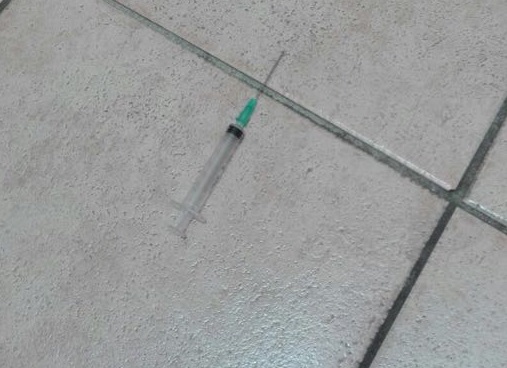 Basta siringhe nei contenitori dei farmaci scaduti