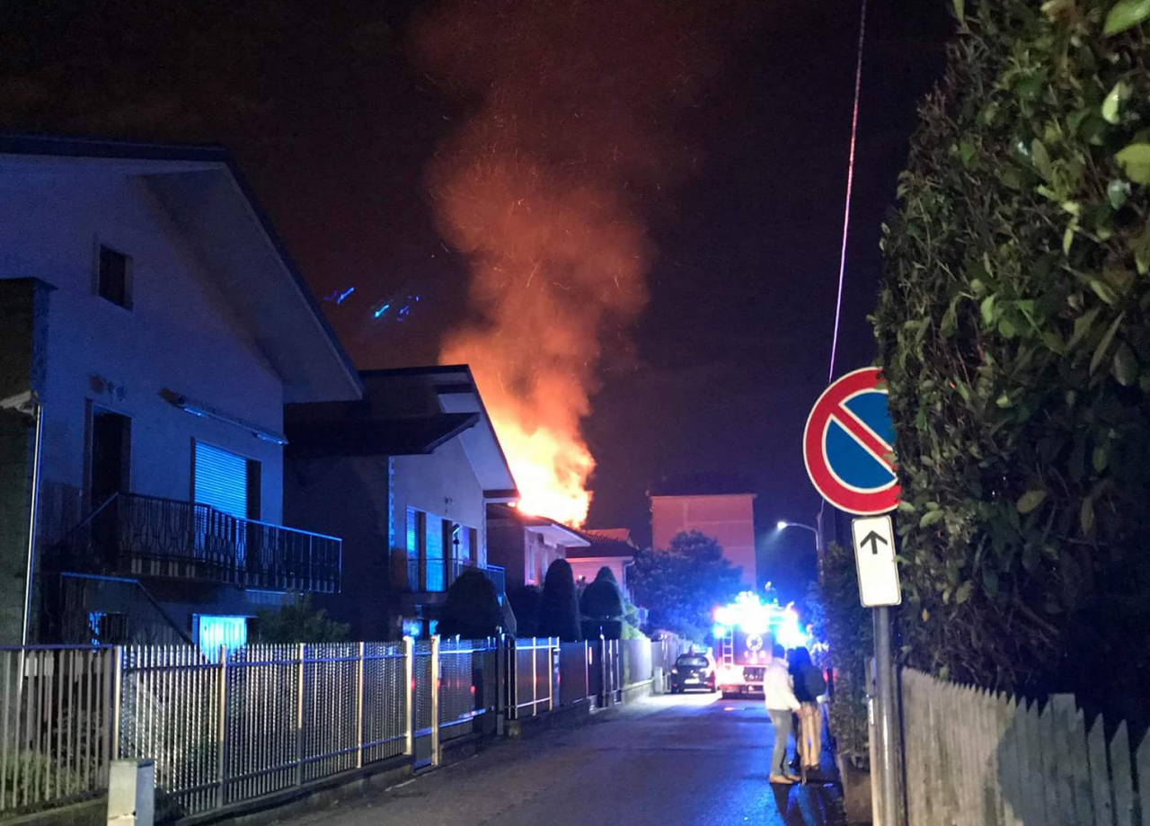 Casa in fiamme nella notte, pompieri e ambulanze in azione VIDEO