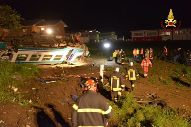 Deragliamento treno Piemonte, i video shock dell’impatto