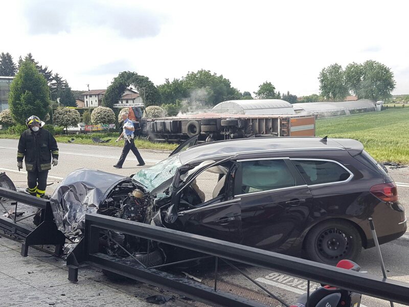 Violento frontale auto – camion  in Varesina arriva l’elisoccorso FOTO