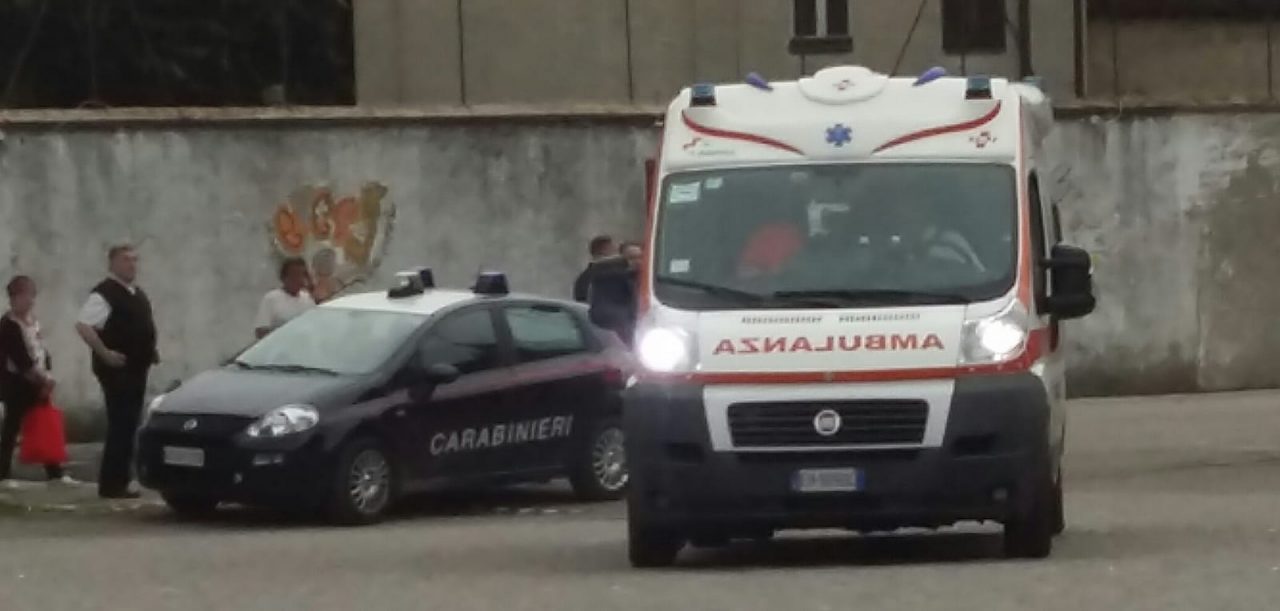 Cade una porta da calcio in oratorio, bambino ferito