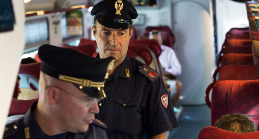 Ricercato per furto, trovato a bordo del treno verso la Svizzera