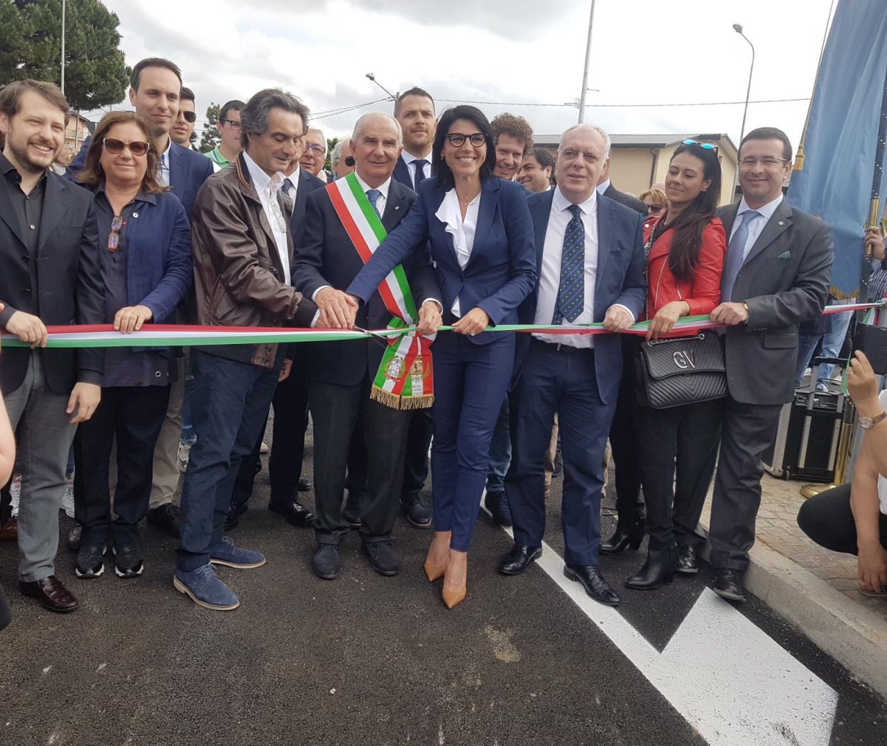 Sottopasso ferroviario, onorevoli e vertici della Regione all’inaugurazione a Venegono VIDEO