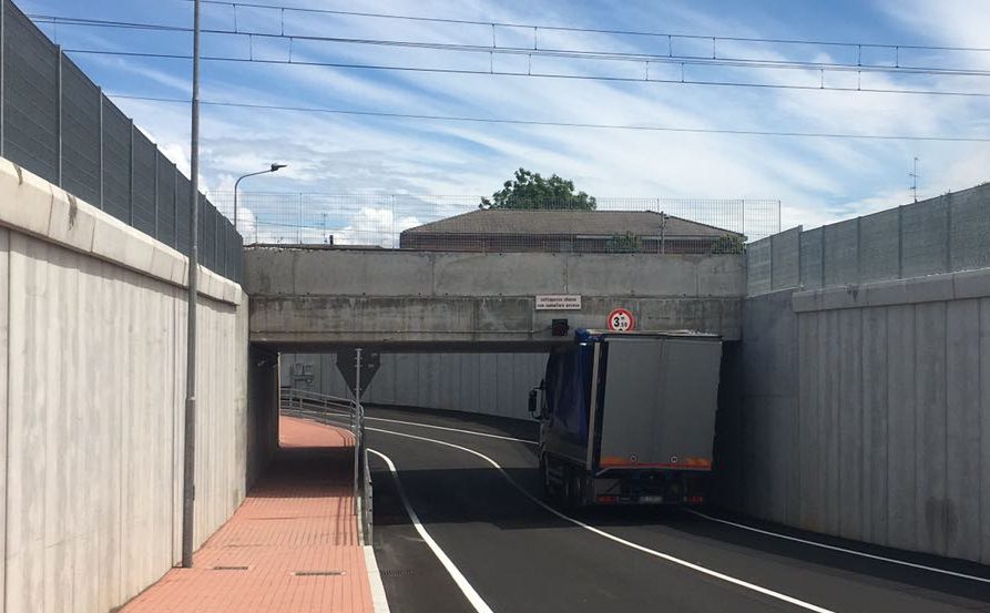 Sottopasso ferroviario, primo incidente a 24 ore dal taglio del nastro