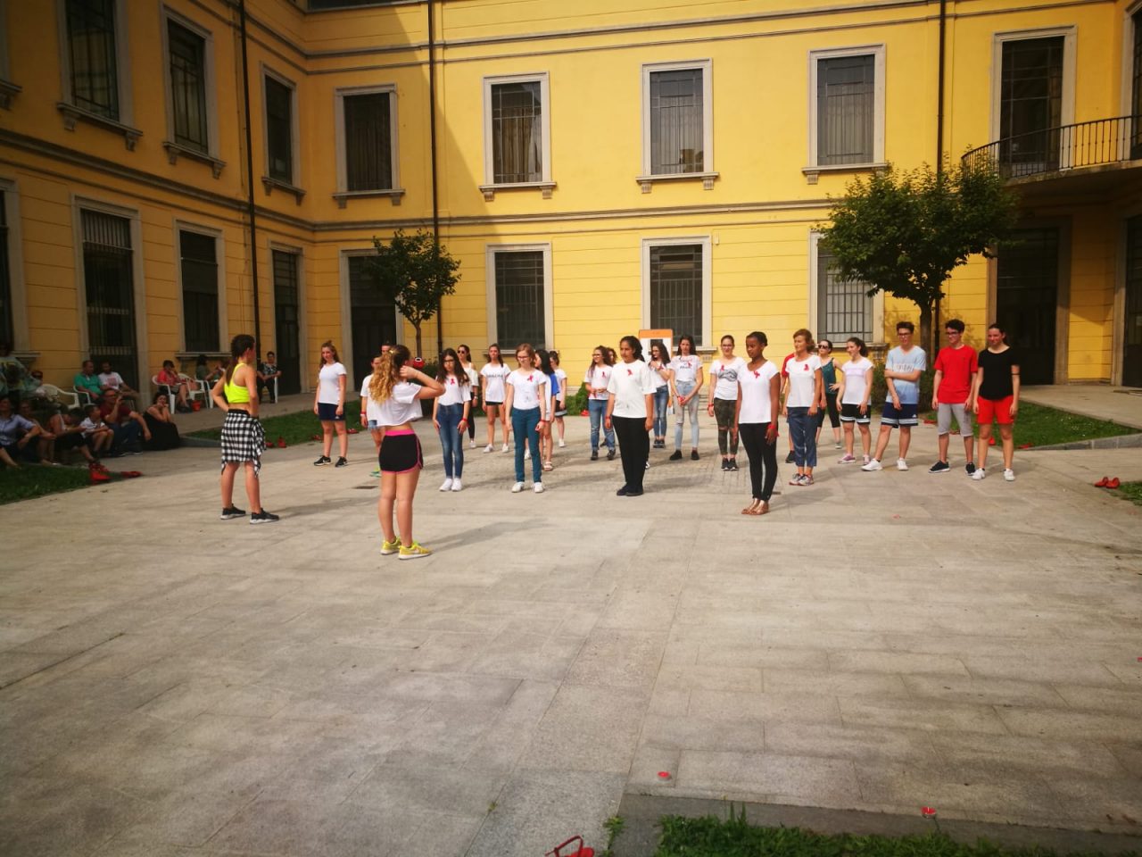 “Maggio Insieme”, flash mob in piazza con Donna Oggi e gli studenti delle medie VIDEO
