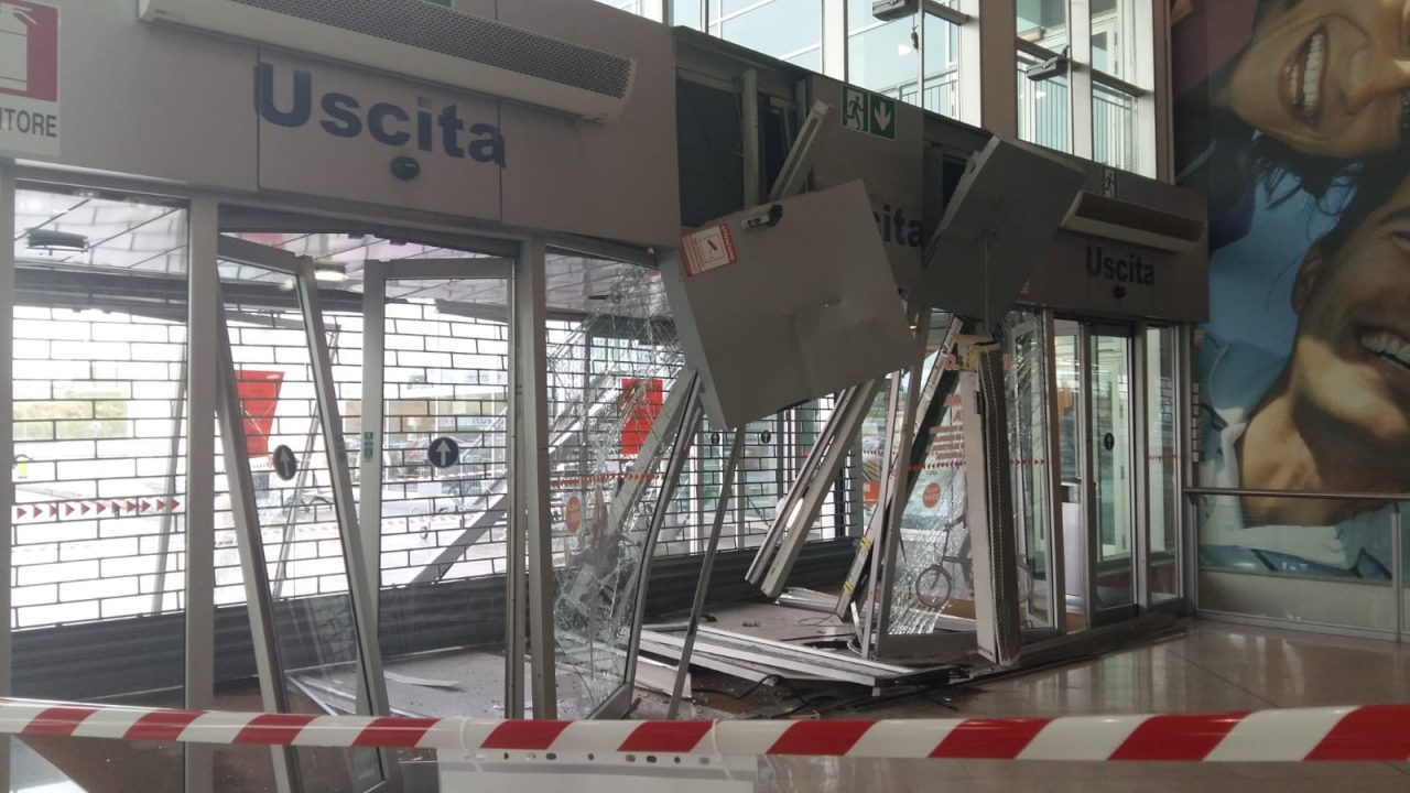 Commando assalta i grandi magazzini Bossi