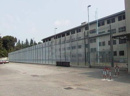Detenuto dà fuoco alla cella e aggredisce agente con un punteruolo