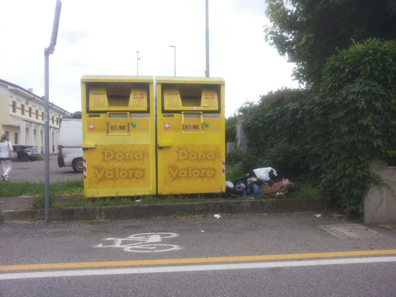Cassonetti sommersi di vestiti a Corbetta