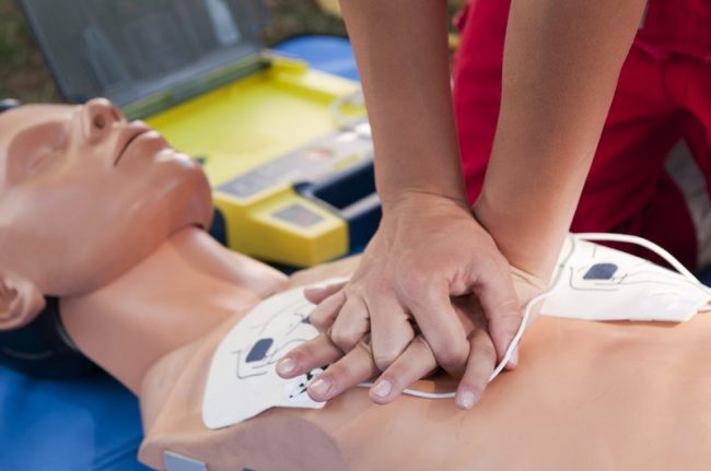 Sicurezza e prevenzione: due corsi per imparare a usare il defibrillatore