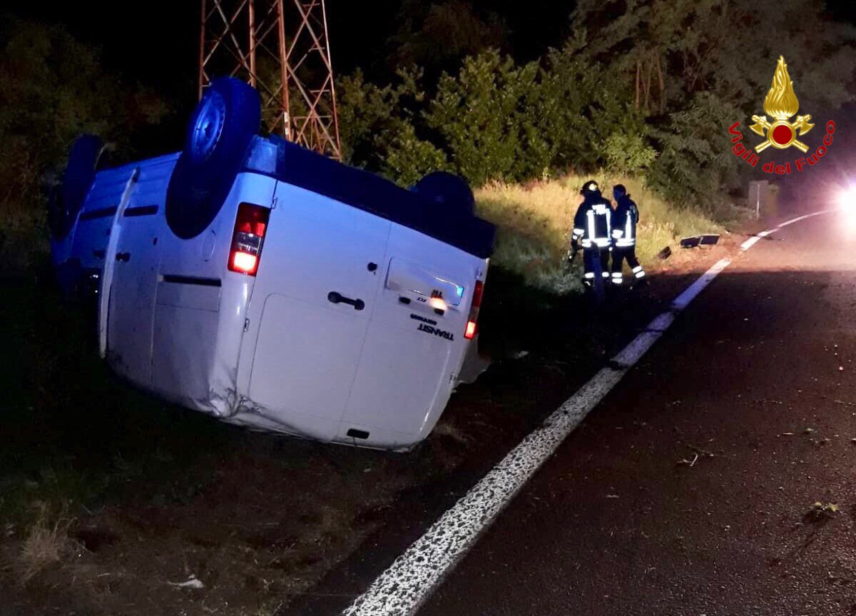 Furgone ribaltato a Comabbio, muore 32enne SIRENE DI NOTTE