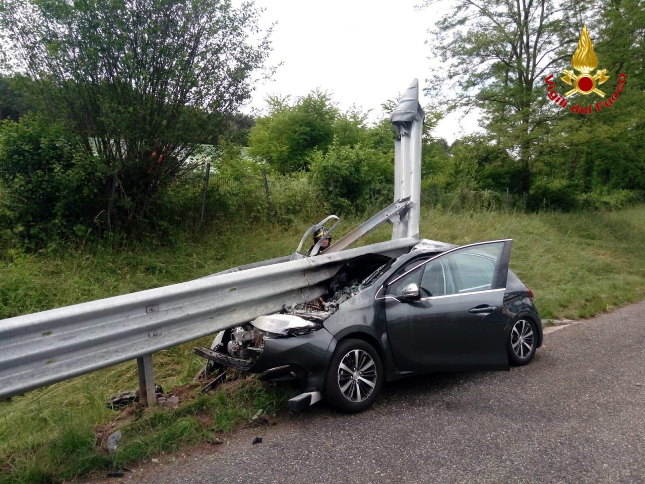 Incidente stradale in A26, auto contro barriere laterali FOTO