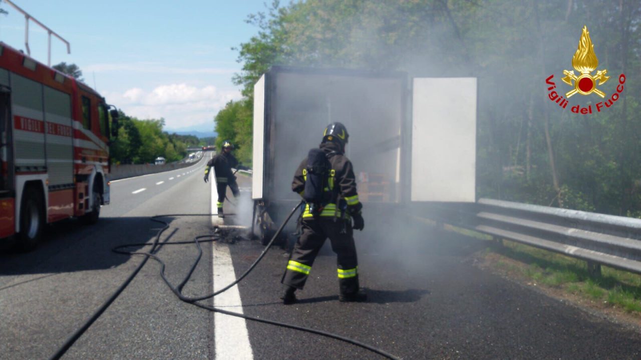 Veicolo in fiamme sull’autostrada A8 FOTO e VIDEO