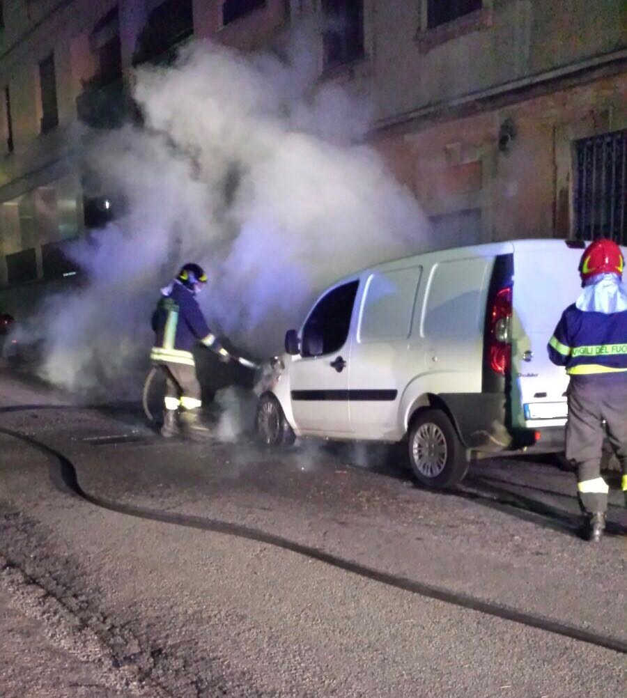 Bruciano furgone e auto, due roghi nella notte