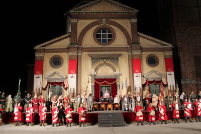 Piazza San Magno gremita per l’investitura dei capitani del Palio: Guarda i video