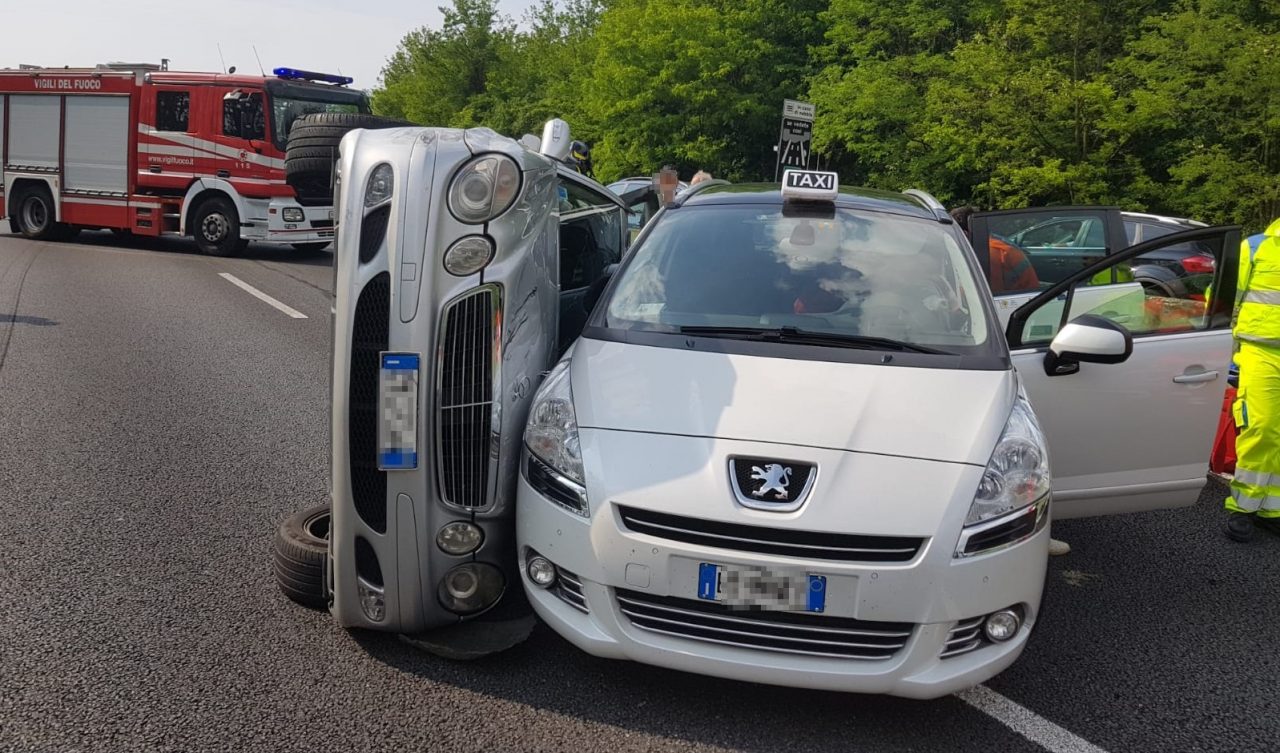 Auto ribaltata sull’autostrada A8 LE FOTO