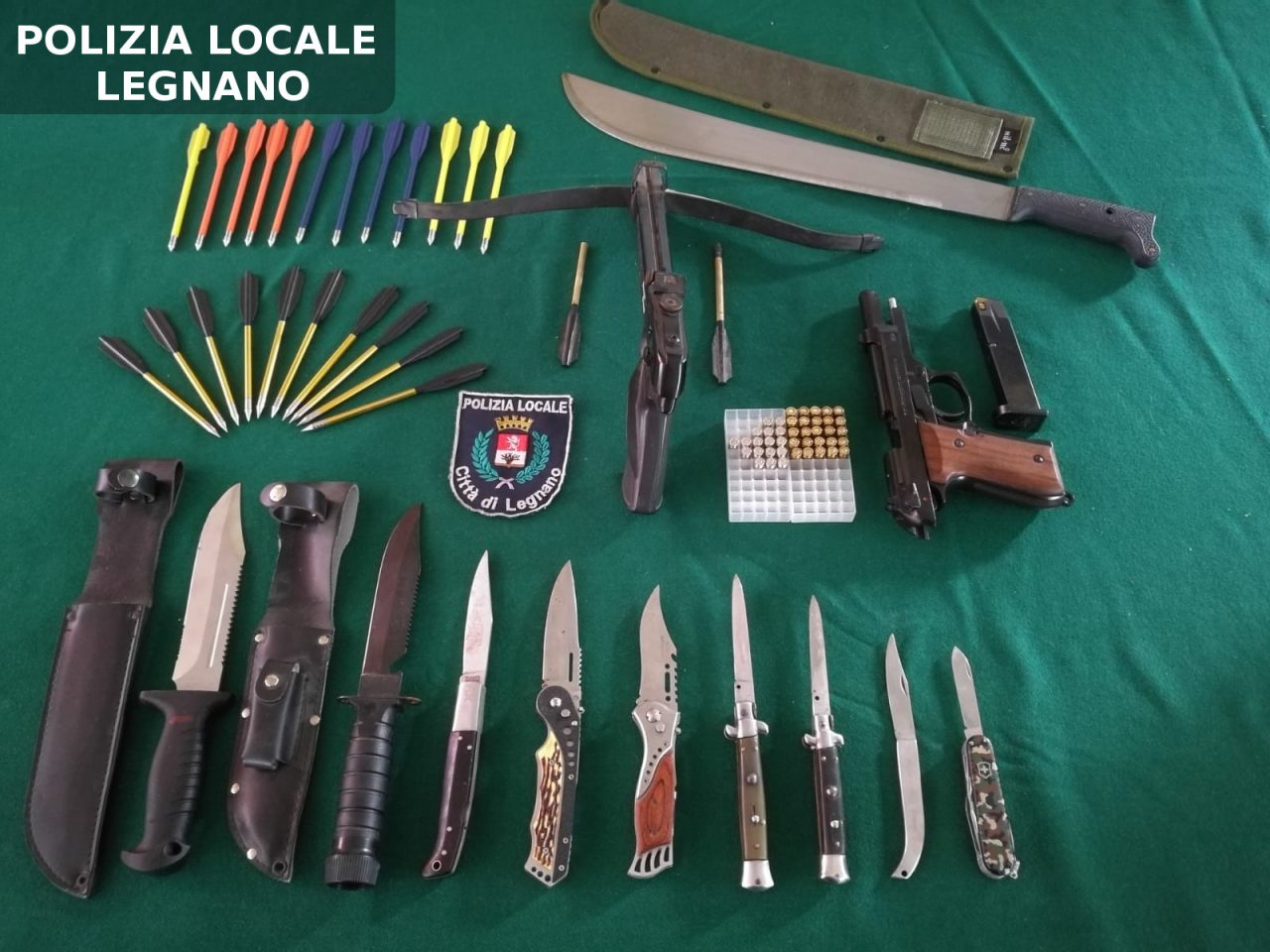 Estrae la pistola e scatena il panico fuori da scuola