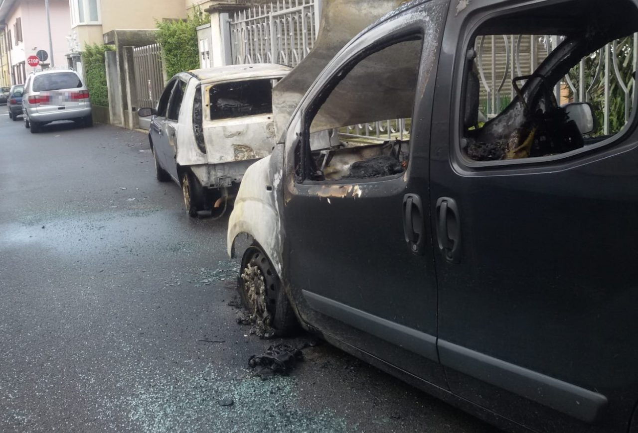 Due auto in fiamme nella notte a Magenta