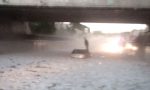 Bomba d'acqua auto bloccata nel sottopasso: salvati