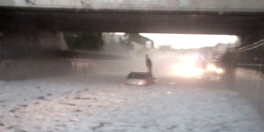 Bomba d’acqua auto bloccata nel sottopasso: salvati