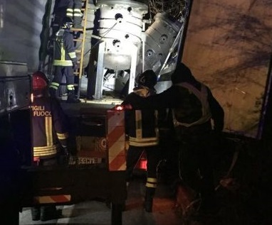 Ragazza minaccia di buttarsi da una gru