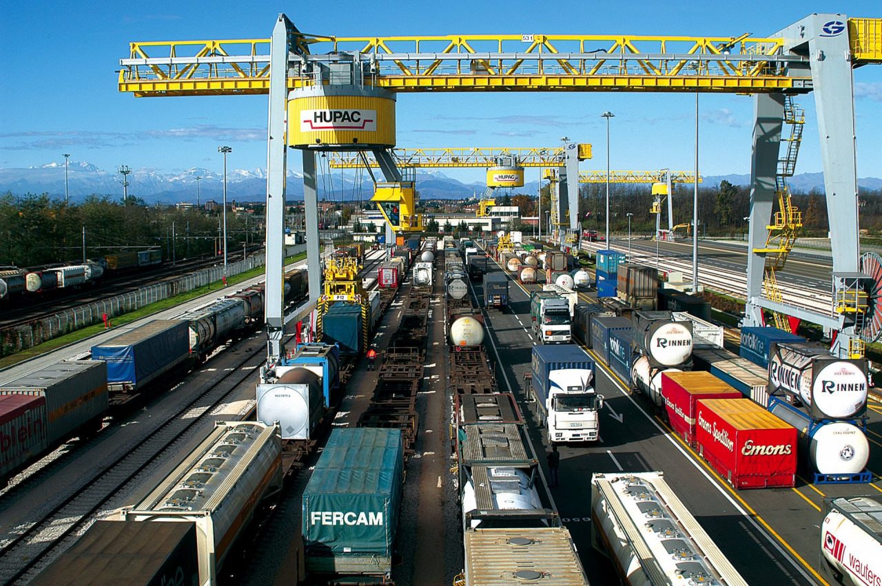 Giovani africani nascosti dentro container all’Hupac