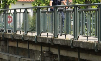 Minaccia di gettarsi nel canale Villoresi: la Polizia locale lo fa desistere
